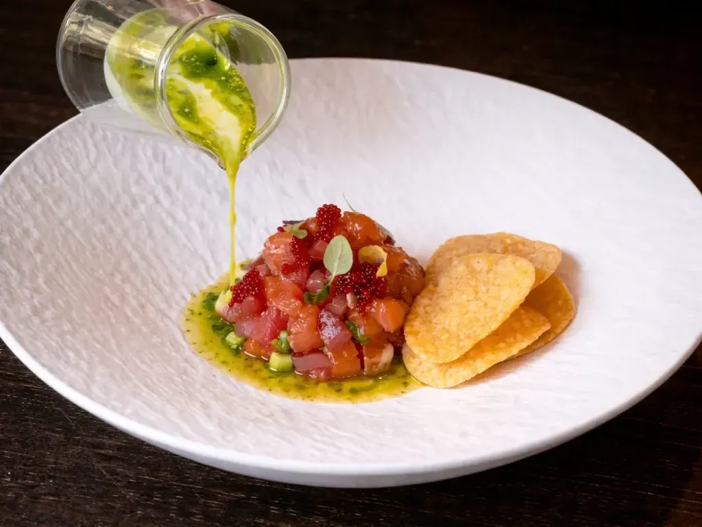 Tartar duo de somon și ton cu sos de chefir