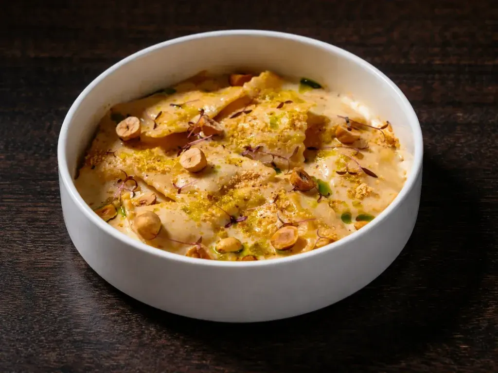 Ravioli cu ricotta și spanac în sos de gorgonzola și alune de pădure