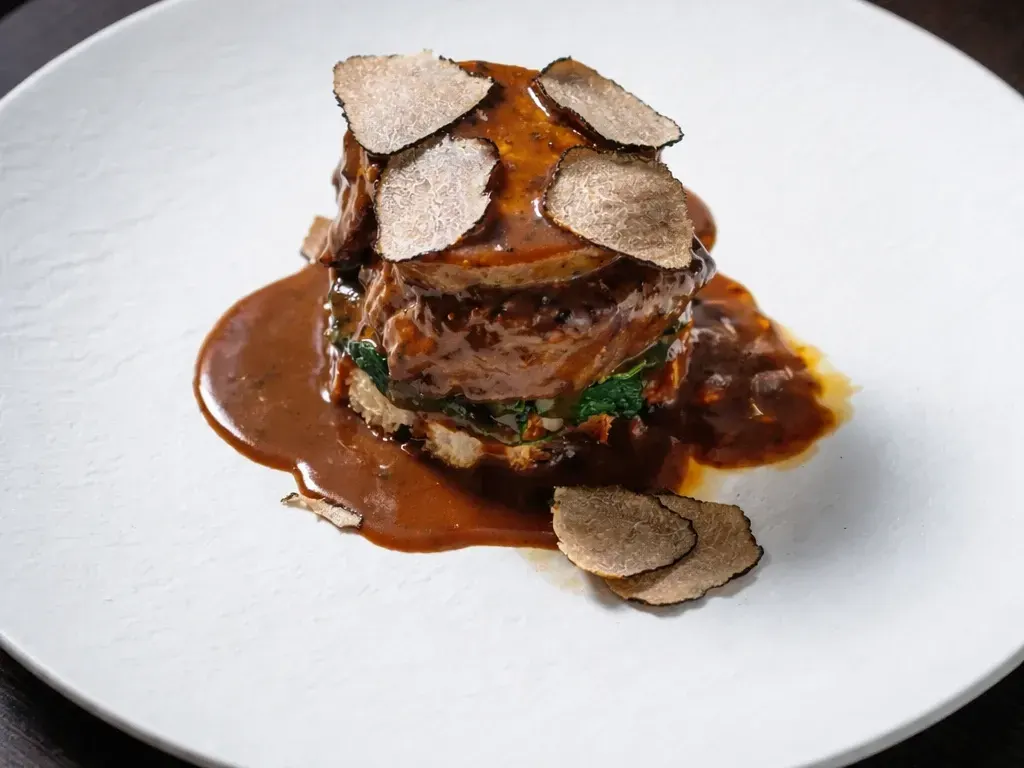 File mignon cu spanac, foiegrass și demi-glace cu trufe