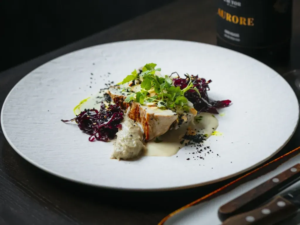 Mușchiuleț la grătar cu varză marinată, piure de trufe și sos gorgonzola